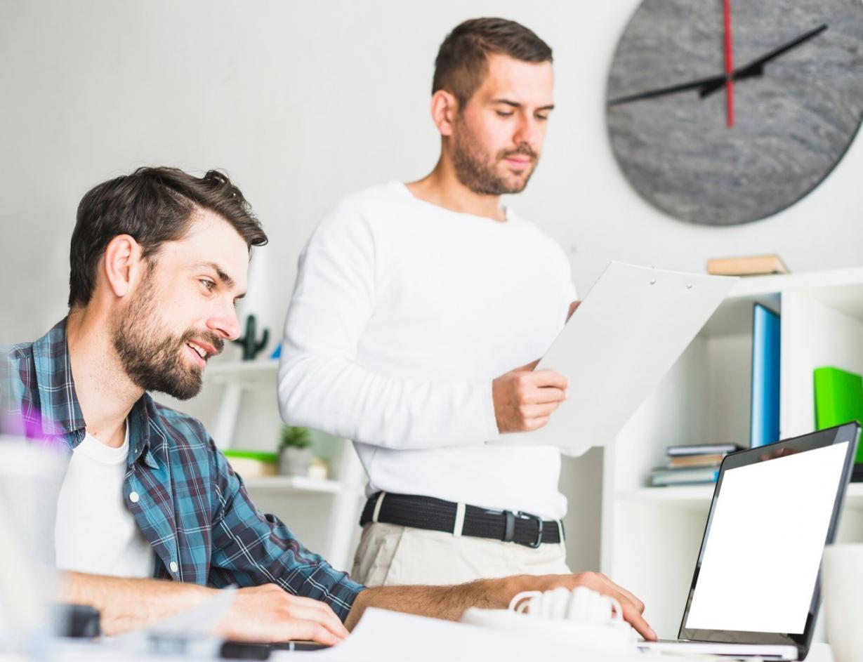 Professionelle Beratung zu Unternehmensgründung in modernem Büro